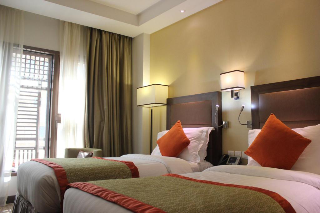 Chambre lits jumeaux de l'hôtel Crown Plaza à Médine