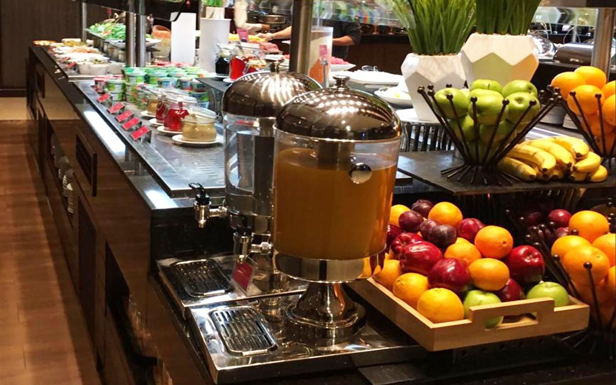 Buffet du restaurant de l'hôtel Crown Plaza à Médine