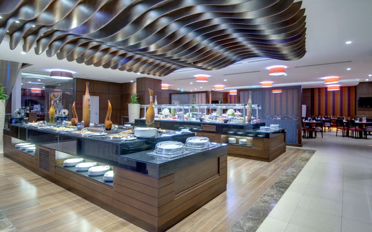 Restaurant de l'hôtel Crown Plaza à Médine